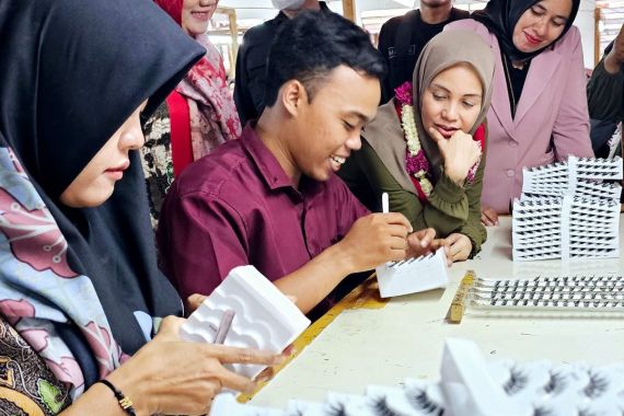 Berdialog dengan Perajin Bulu Mata, Atikoh Beber Asam Folat Telur Penting untuk Cegah Stunting - JPNN.COM