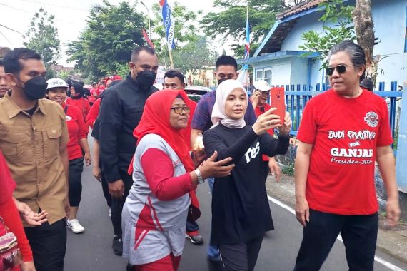 Atikoh Ganjar Berjalan ke Tempat Sarapan di Magelang, Warga Mengenali, Lalu Selfie - JPNN.COM