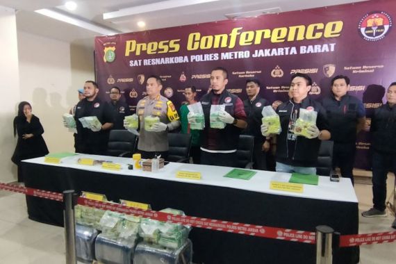 Polisi Tangkap Pengedar Narkoba Jaringan Malaysia - JPNN.COM