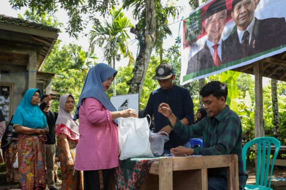 Sukarelawan Ganjar-Mahfud Jawab Keresahan Warga dengan Gelar Bazar Beras Murah - JPNN.COM