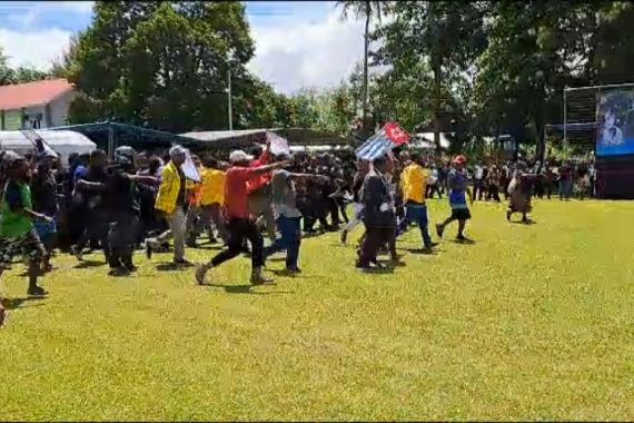 Bendera Bintang Kejora Mewarnai Iring-iringan Jenazah Lukas Enembe - JPNN.COM