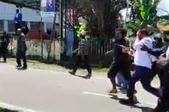 Pj Gubernur Papua Ridwan Kena Lempar Batu Saat Kawal Jenazah Lukas Enembe - JPNN.COM