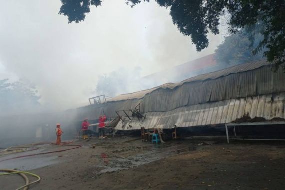 Satu Orang Terluka Akibat Kebakaran 13 Kios di Kompleks Skuadron Halim - JPNN.COM