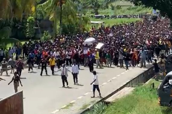 Ribuan Massa Mengarak Peti Jenazah Lukas Enembe - JPNN.COM