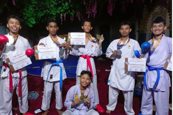 Yayasan Hang Tuah Cabang Surabaya Raih 46 Medali pada Kejuaraan Karate Piala Rektor UNESA 2023 - JPNN.COM