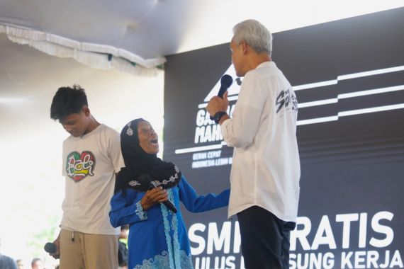 Ganjar Punya Program SMK Gratis, Mbah Sadiyem Histeris - JPNN.COM