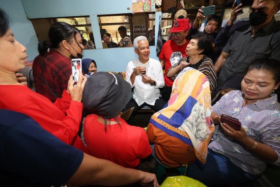 Telanjur Cinta Ganjar, Pedagang Pasar Dikasih Berapa pun Ogah Pilih Capres Lain - JPNN.COM