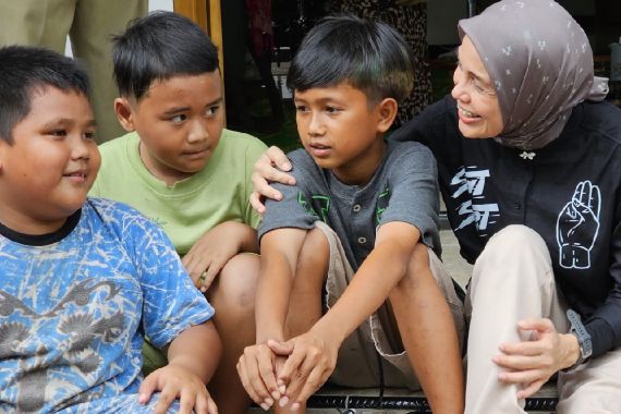 Berfoto Bareng Bocah di Dekat Makam Keluarga, Atikoh Ganjar Melarang Pose 3 Jari - JPNN.COM