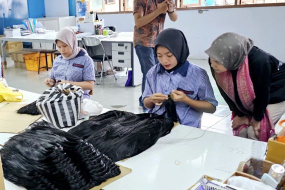 Mengenakan Jaket Bertuliskan Tas Tes, Atikoh Ganjar Menyapa Karyawan Pabrik Pembuat Rambut Tiruan - JPNN.COM