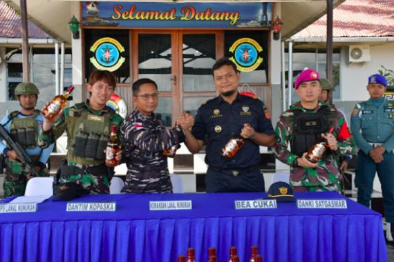 Tim Gabungan TNI AL Gagalkan Penyelundupan Ratusan Botol Miras Noncukai di Perbatasan RI-Malaysia - JPNN.COM