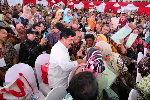 Didampingi Menteri Hadi, Presiden Jokowi Serahkan Hasil PTSL di Jatim - JPNN.COM