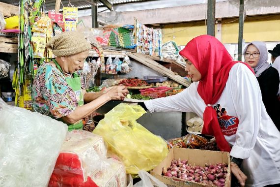 Blusukan ke Pasar Boom Lama, Atikoh Ganjar Serap Aspirasi Harga Pangan - JPNN.COM