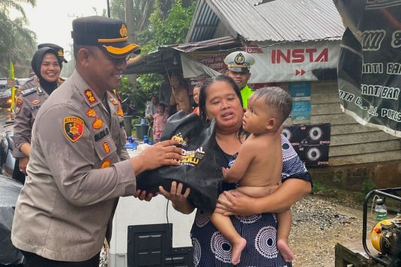 Warga Rohul Kebanjiran, AKBP Budi Datang Bawa Bantuan dan Berpesan Jaga Kerukunan - JPNN.COM