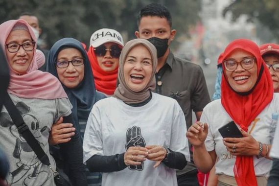 Tak Bermaksud Berkampanye, Siti Atikoh Berpantun di Pengajian, Cakep - JPNN.COM