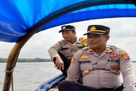 Polisi di Inhil Tempuh Perjalanan 3 Jam Naik Pompong untuk Sampaikan Pesan Pemilu Damai - JPNN.COM