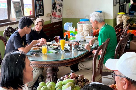 Kehadiran Ganjar dan Keluarga Bikin Heboh Warga di Warung Makan Manyung Bu Fat - JPNN.COM