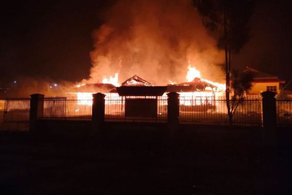 Polisi Usut Kebakaran Kantor BKPSDM Kabupaten Paniai - JPNN.COM