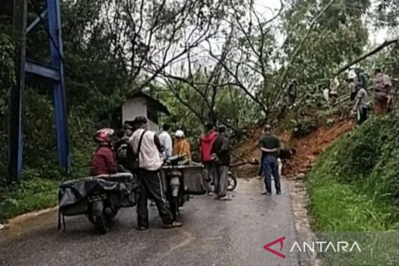 Jalan Nasional Padang-Kerinci Tertimbun Longsor, Macet Total - JPNN.COM