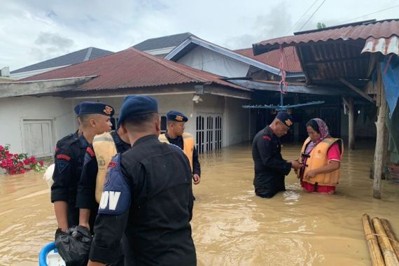 Bantu Evakuasi Korban Banjir di Sungai Penuh, Polda Jambi Kirim Personel Satuan Brimob - JPNN.COM