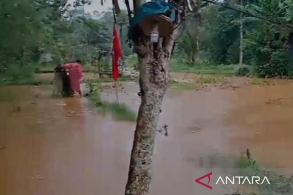 Hujan Deras & Bendungan Jebol Sebabkan Banjir di Sukabumi - JPNN.COM