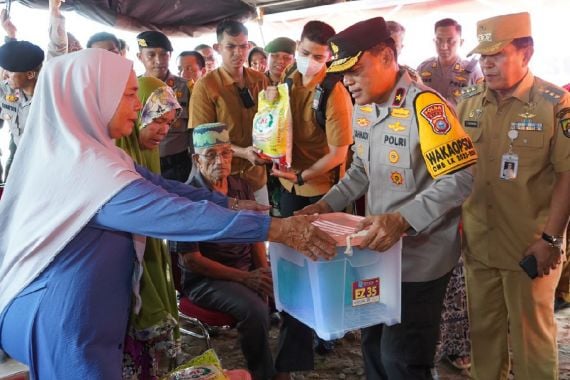 Polri Salurkan 1 Ton Beras Kepada Korban Banjir di Rohul - JPNN.COM