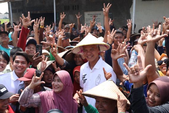 Berdialog dengan Petani di Demak, Ganjar: Indonesia Butuh Tiga Pabrik Pupuk Baru - JPNN.COM