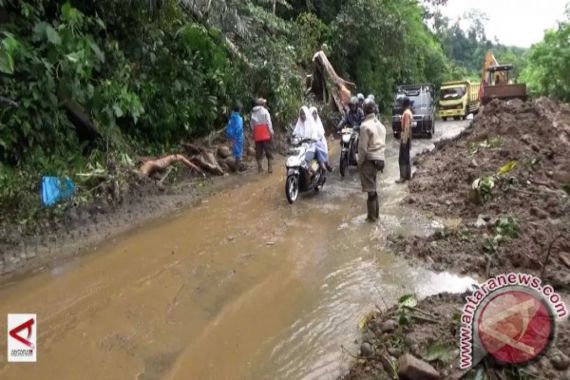 Jalan Nasional Padang-Kerinci yang Tertimbun Longsor sudah Bisa Dilewati Kendaraan Pagi Ini - JPNN.COM