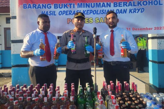 Polres Sarmi Musnahkan Ratusan Botol Miras Hasil Razia - JPNN.COM