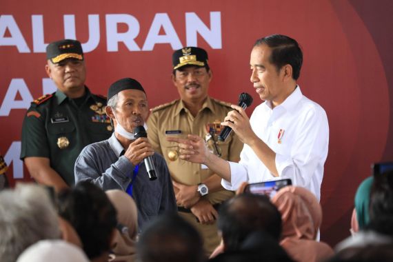 Serahkan Bansos untuk 1.000 Warga Cilacap, Presiden Didampingi Pj Gubernur Jateng - JPNN.COM