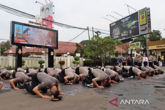 Puluhan Personel Polres Sukabumi Kota Naik Pangkat, Ini Pesan AKBP Ari Setyawan Wibowo - JPNN.COM