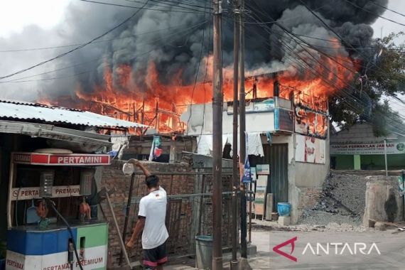 Kebakaran Melanda Toko Bahan Bangunan di Kramat Jati Jaktim - JPNN.COM