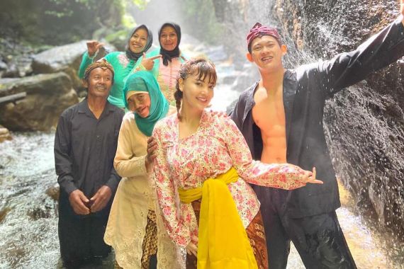 Irma Darmawangsa dan Irfan Sebaztian Prewedding, Menikah Kapan? - JPNN.COM