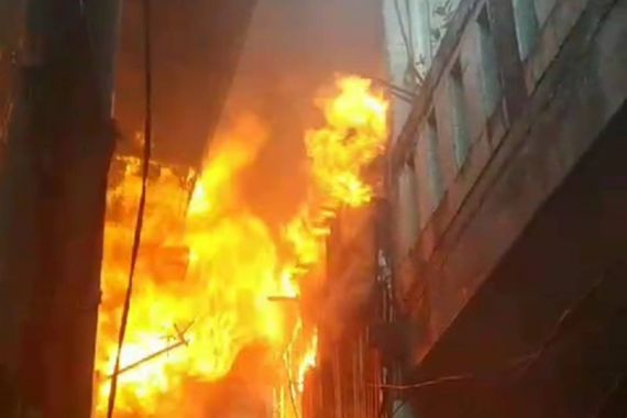 Kantor YLBHI Terbakar, Api Terlihat Menjalar - JPNN.COM
