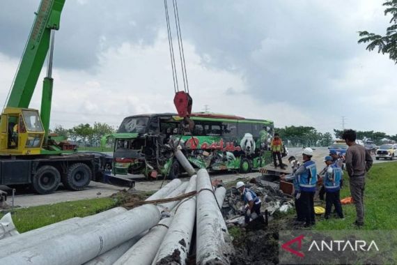 Bus Restu Rombongan Guru dari Malang Tabrakan di Tol Ngawi, Ada yang Meninggal - JPNN.COM