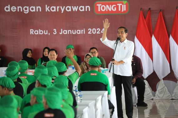 Di Pabrik Tong Tji Tea, Jokowi Bercerita Minum Teh Bareng Presiden Korsel di Mal - JPNN.COM