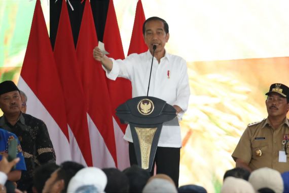 Jokowi dan Mentan Amran Hadiri Pembinaan Petani di Banyumas, Para Peserta Antusias - JPNN.COM