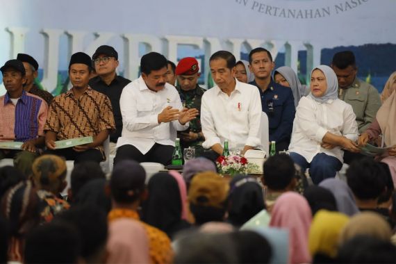 Presiden Jokowi Bagikan Sertifikat Lagi, Menteri Hadi Kembali Mendampingi - JPNN.COM
