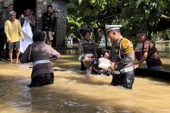 Kasatlantas Bawa Polwan Cantik Terobos Banjir demi Pemilu Damai dan Salurkan Sembako - JPNN.COM