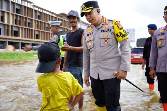 Lagi Cooling System Pemilu Damai, Kombes Jeki Terobos Banjir Ketika Lihat Bocil Bantu Polantas - JPNN.COM