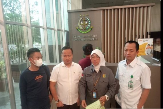 Kejaksaan Tangkap Buronan Kasus Perusakan Rumah Kades di Banyuasin - JPNN.COM