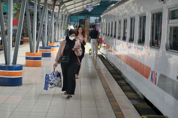 Arus Balik Nataru, Puluhan Ribu Penumpang Naik Kereta Api dari KAI Divre III Palembang - JPNN.COM