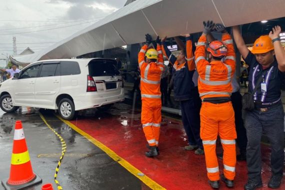 Hujan Lebat Disertai Angin Kencang, 5 Mobil Tertimpa Kanopi di Stasiun Yogyakarta - JPNN.COM