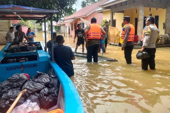 Naik Perahu, Polsek Cerenti Salurkan Bantuan untuk Korban Banjir - JPNN.COM
