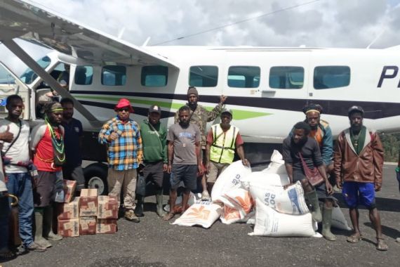 Sewa Pesawat, Pemprov Papua Tengah Salurkan Bantuan Bagi Masyarakat Terdampak Cuaca Ekstrem - JPNN.COM
