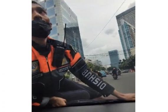 Viral Petugas Dishub Naik Kap Mobil di Setiabudi, Kadishub DKI Beri Penjelasan Begini - JPNN.COM