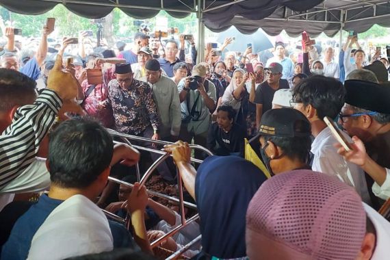 Guyuran Hujan & Doa Aktivis hingga Aktris Iringi Pemakaman Rizal Ramli di Jeruk Purut - JPNN.COM