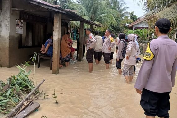 Ratusan Rumah di Kuansing Terendam Banjir, AKBP Pangucap Bantu Warga yang Kesusahan - JPNN.COM