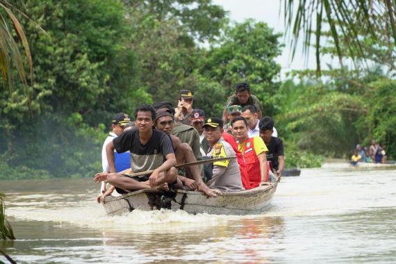 Cooling System Pemilu, Polres Rohul Beri Sembako dan Trauma Healing kepada Korban Banjir - JPNN.COM