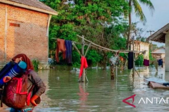 Banjir Merendam Ratusan Rumah di Karawang - JPNN.COM