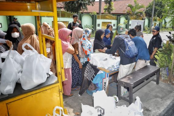 Bazar Murah Sukarelawan Ganjar-Mahfud Sasar Warga Prasejahtera di Lombok Timur - JPNN.COM